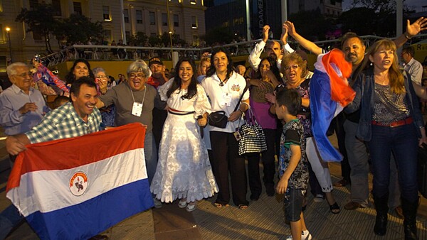 Migrantes piden la postergación del polémico proyecto del voto exterior