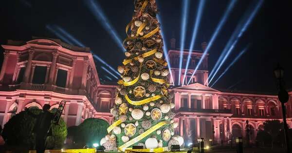 La Nación / Árbol de Navidad homenajea a la guarania con artesanías