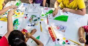 La Nación / Ofrecen tarjetas navideñas solidarias pintadas por niños chaqueños