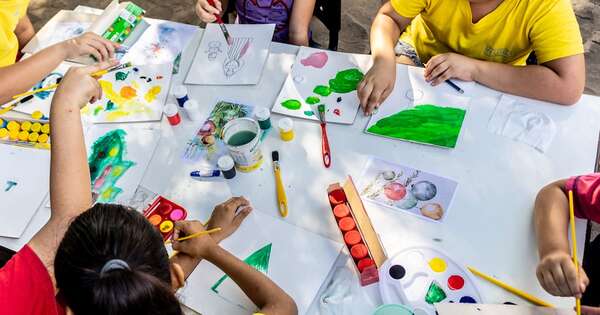 La Nación / Ofrecen tarjetas navideñas solidarias pintadas por niños chaqueños