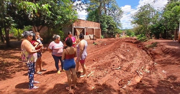 Vecinos están hartos por quedarse aislados con cada lluvia en el km 5 Acaray de CDE - La Clave