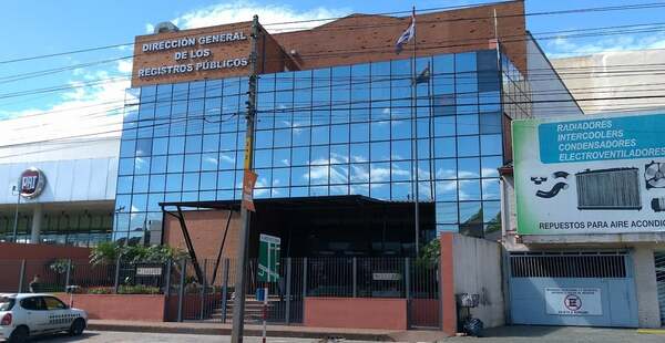 Evacuan edificio de Registros Públicos tras explosión