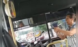 (VIDEO) Con nervios de punta: chofer y pasajera discutieron y casi se agarraron a golpes