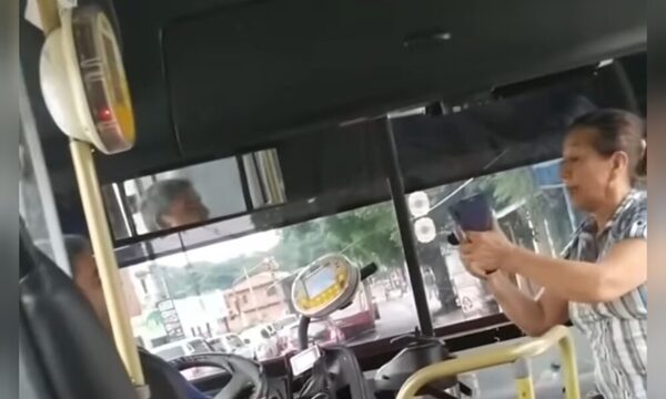 (VIDEO) Con nervios de punta: chofer y pasajera discutieron y casi se agarraron a golpes
