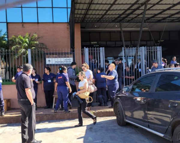 Evacúan edificio de Registros Públicos por explosión