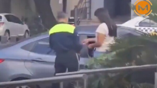 Temporada alta: Graban a agente del PMT recibiendo aparentemente coima