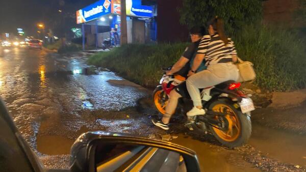 Baches de Avelino causan detrozos y se usan como piscina