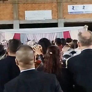 COLEGIO ENTREGÓ UN RECONOCIMIENTO PÓSTUMO A FAMILIA DE ALUMNO ASESINADO POR SU CUÑADO
