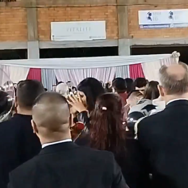 COLEGIO ENTREGÓ UN RECONOCIMIENTO PÓSTUMO A FAMILIA DE ALUMNO ASESINADO POR SU CUÑADO