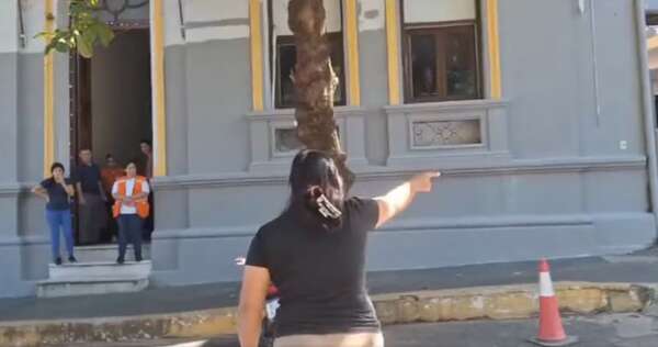 “¿Qué carajo se creen para mandar a amenazarnos?”, gritan funcionarios que cierran la calle frente a la SEN - Nacionales - ABC Color