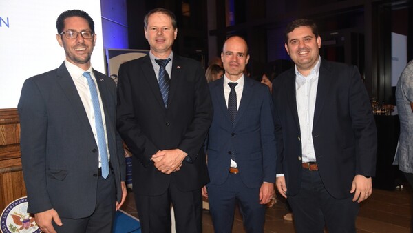 Brindis para despedir el año en la Embajada de EEUU