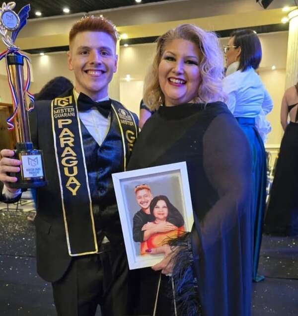 La Miss Paraguay 1994 Jannyne Peyrat, feliz porque su hijo sigue sus pasos y fue electo Mister Grand Paraguay - Gente - ABC Color