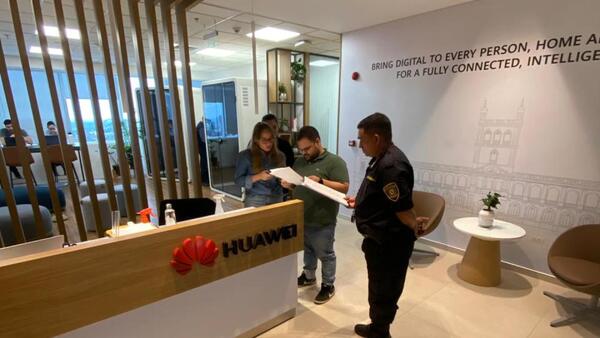 Policía acude a local paraguayo de Huawei tras denuncia de embajada de Taiwán