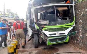 AUDIO: Choque múltiple involucra a bus “chatarra” en Artigas: reportan varios heridos - Periodísticamente - ABC Color
