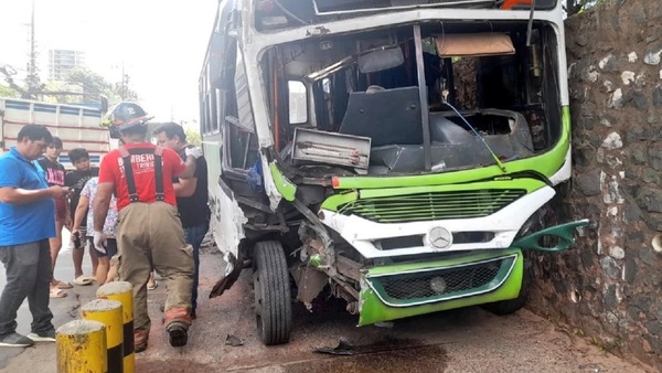 Ómnibus pierde control y provoca accidente con múltiples heridos en Asunción
