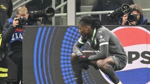 Abraham impulsa al Milan en un duelo de golazos