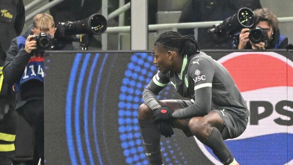 Abraham impulsa al Milan en un duelo de golazos