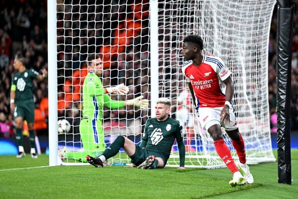 Versus / Arsenal golea al Mónaco y acelera hacia los octavos de la Champions League