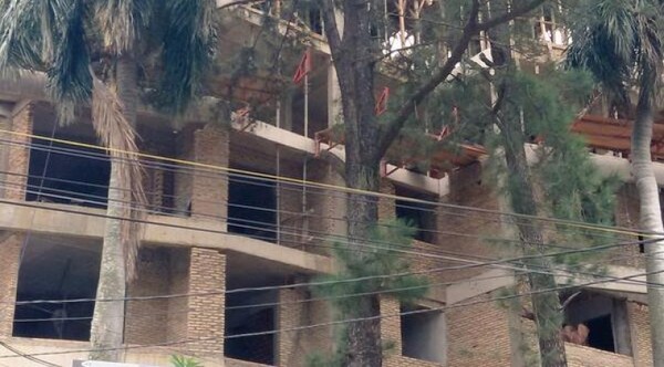 Diario HOY | Obrero murió tras caer de lo alto de un edificio