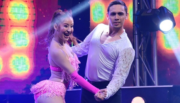 Steffy Pereira bailó y le cayó un 1 de mano de Calderini - Teleshow
