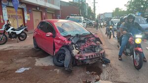 Aparatoso accidente sobre avda. Médicos del Chaco y Fernando de la Mora - Unicanal