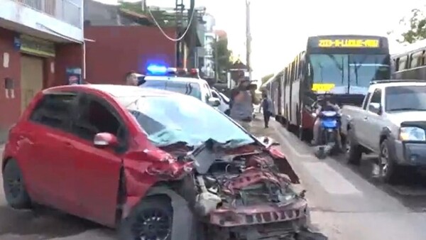 Conductor cruza semáforo en rojo y provoca accidente de tránsito en Asunción