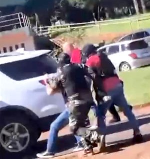 Falsos policías roban celulares valuados en unos G. 1.000 millones en asalto con toma de rehén - La Clave