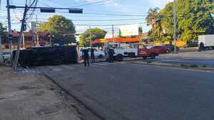 Violenta colisión entre un automóvil y una camioneta en Asunción - 1000 Noticias