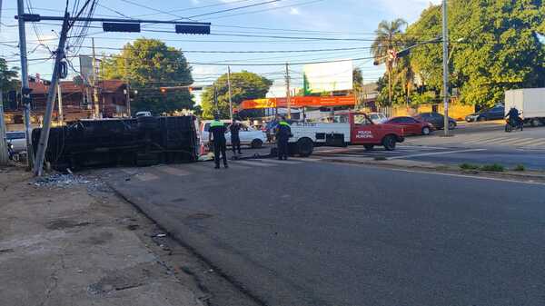 Violenta colisión entre un automóvil y una camioneta en Asunción - 1000 Noticias