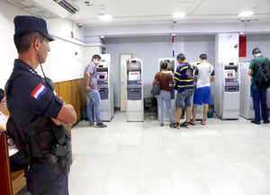 Funcionarios comienzan a cobrar salarios y aguinaldos