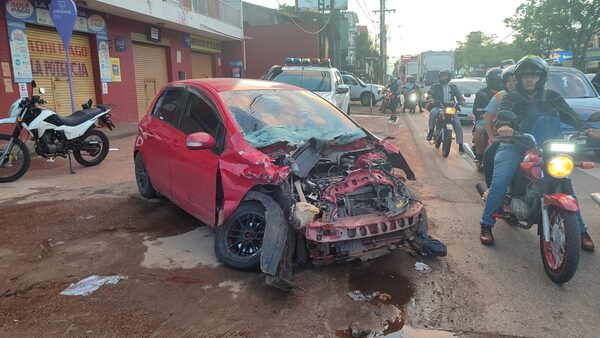 Aparatoso accidente sobre avda. Médicos del Chaco y Fernando de la Mora - Unicanal
