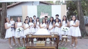 Emotivo festejo de 15 años comunitario en el Bañado