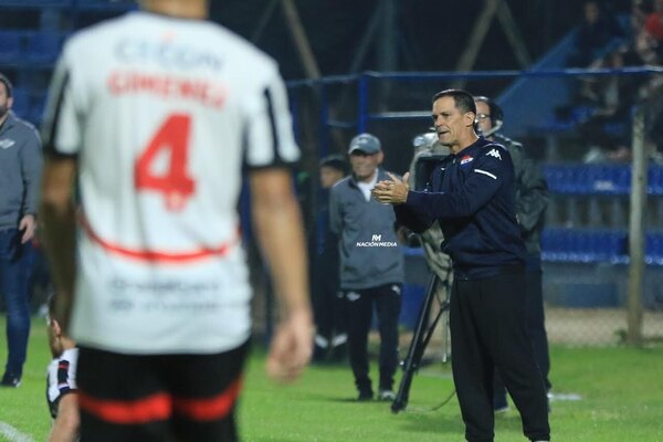 Versus / Jugó 29 partidos y Bernay lo limpió: "No le encuentro mucho sentido"