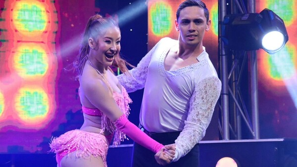 Steffy Pereira bailó y le cayó un 1 de mano de Calderini