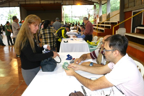 EBY CONTINÚA CON ENTREGA DE BONOS SOCIALES EN ITAPÚA - Itapúa Noticias