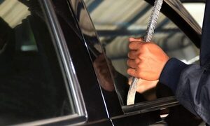 Roban vehículo y celulares