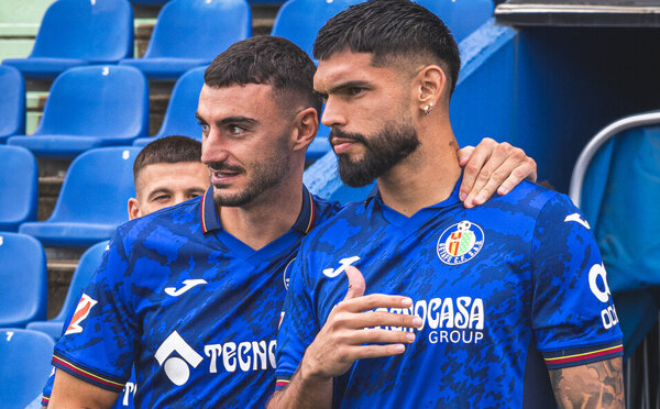 Versus / El "profesor" Omar Alderete "enseña" guaraní en el Getafe