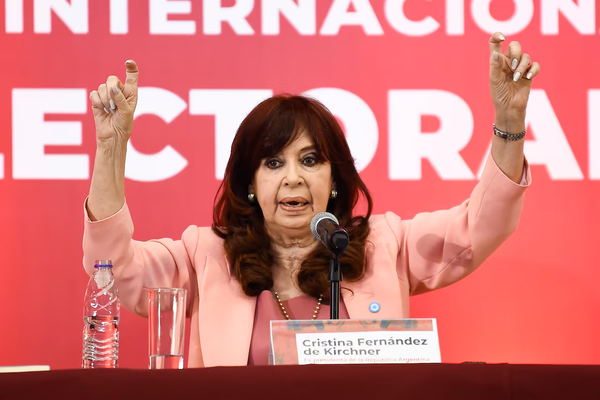MUNDO | Cristina Kirchner asume presidencia del partido peronista opositor a Milei