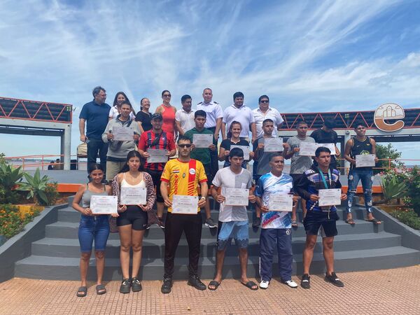 Entrega de certificados y uniformes a nuevos guardavidas de las playas de Encarnación