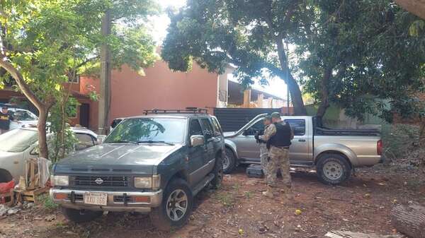 Hallan camionetas robadas frente a taller del Indert, en el barrio Vista Alegre de Asunción - Policiales - ABC Color