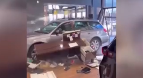 Hombre estrella su auto contra una concesionaria tras negarle el reembolso - SNT