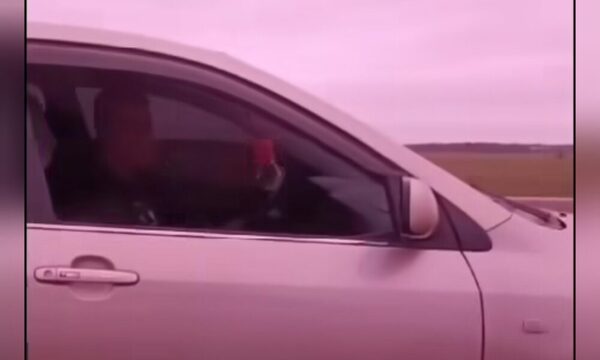 Conductor que apuntó con pistola a una fiscal es policía y se entregó