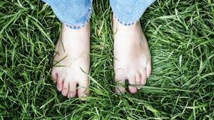 “Grounding” o caminar descalzo: los múltiples beneficios de tener los pies desnudos sobre la tierra