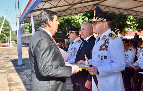 Policía distingue a comisario condenado por millonario perjuicio a la institución - Noticiero Paraguay