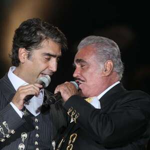 El conmovedor texto de Alejandro Fernández a tres años de la muerte de su padre Vicente Fernández - Gente - ABC Color
