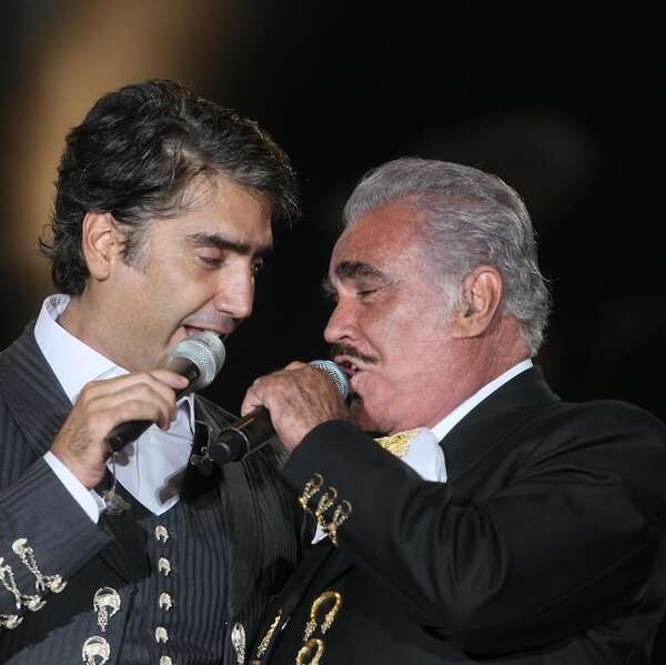El conmovedor texto de Alejandro Fernández a tres años de la muerte de su padre Vicente Fernández - Gente - ABC Color