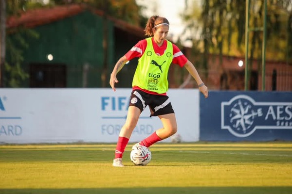 La Albirroja femenina activó con dos paranaenses en sus filas - La Clave