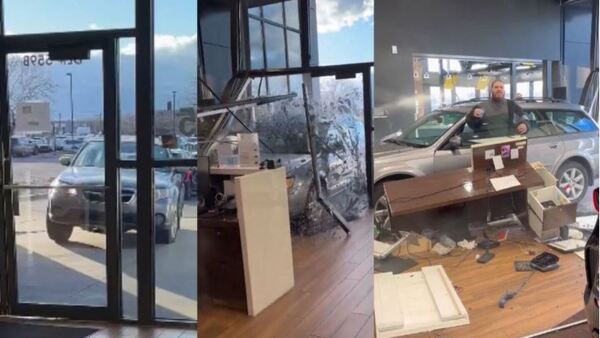 Estrelló su auto contra concesionaria porque no le devolvieron su plata