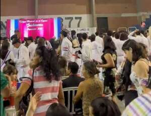 Video: ¡Mirá cómo se filtró la lluvia en pleno acto de graduación del CNC! - Nacionales - ABC Color