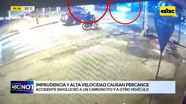 Imprudencia provoca accidente sobre avenida Fernando: automóvil colisionó contra camión - ABC Noticias - ABC Color